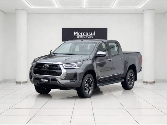 TOYOTA HILUX 2.8 D-4D TURBO DIESEL CD SRX PLUS 4X4 AUTOMÁTICO TOYOTA HILUX 2.8 D-4D TURBO DIESEL CD SRX PLUS 4X4 AUTOMÁTICO